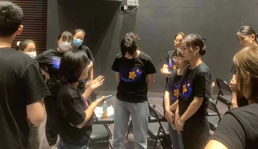 北京越佳教育老师为孤独症儿童公益舞台剧《交响》提供技术支持