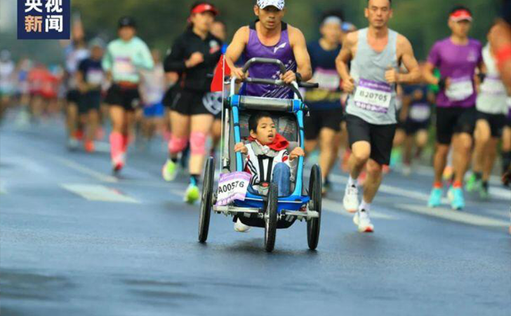 推着脑瘫儿子参加第56场马拉松