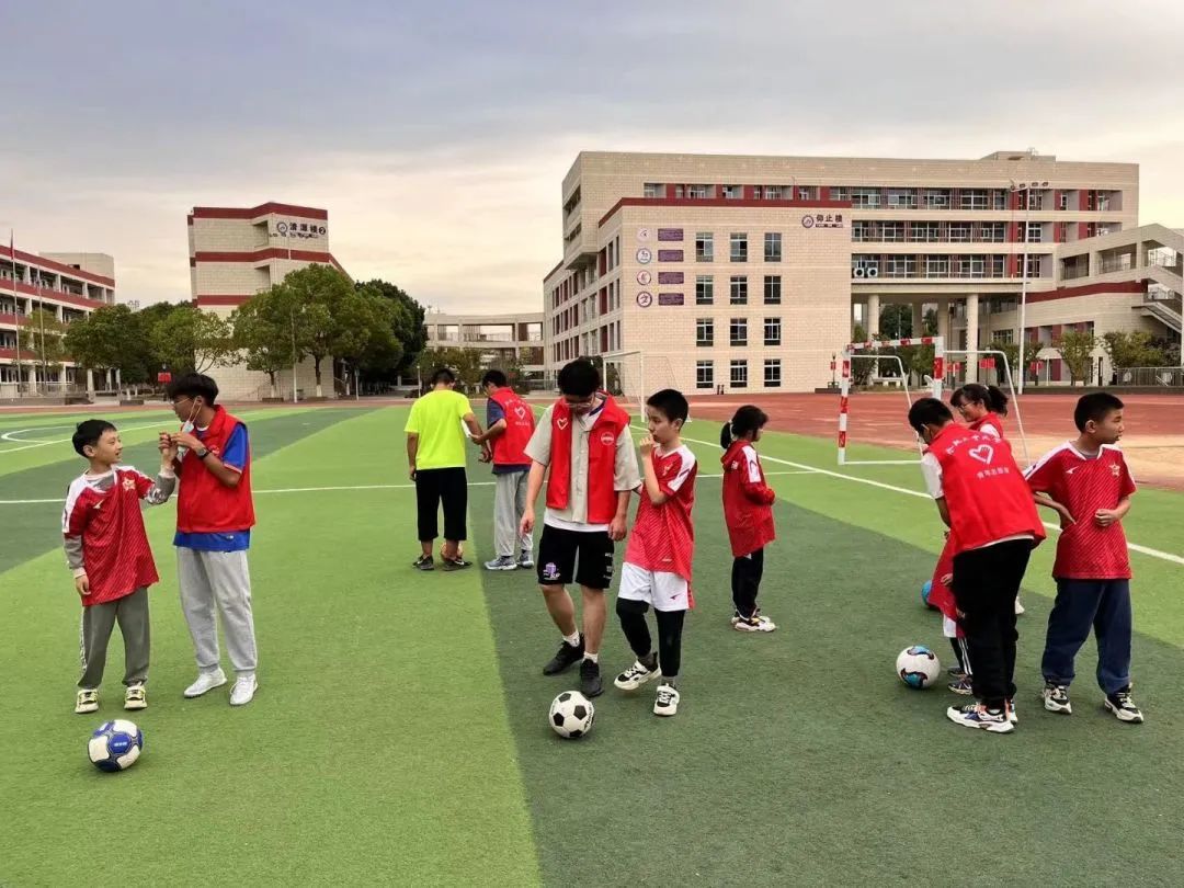志愿者带自闭症孩子练习足球