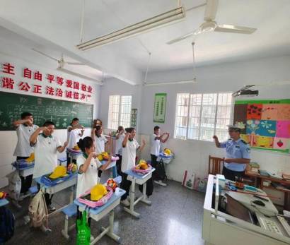 重庆交巡警给武隆区特殊教育学校特殊儿童上课