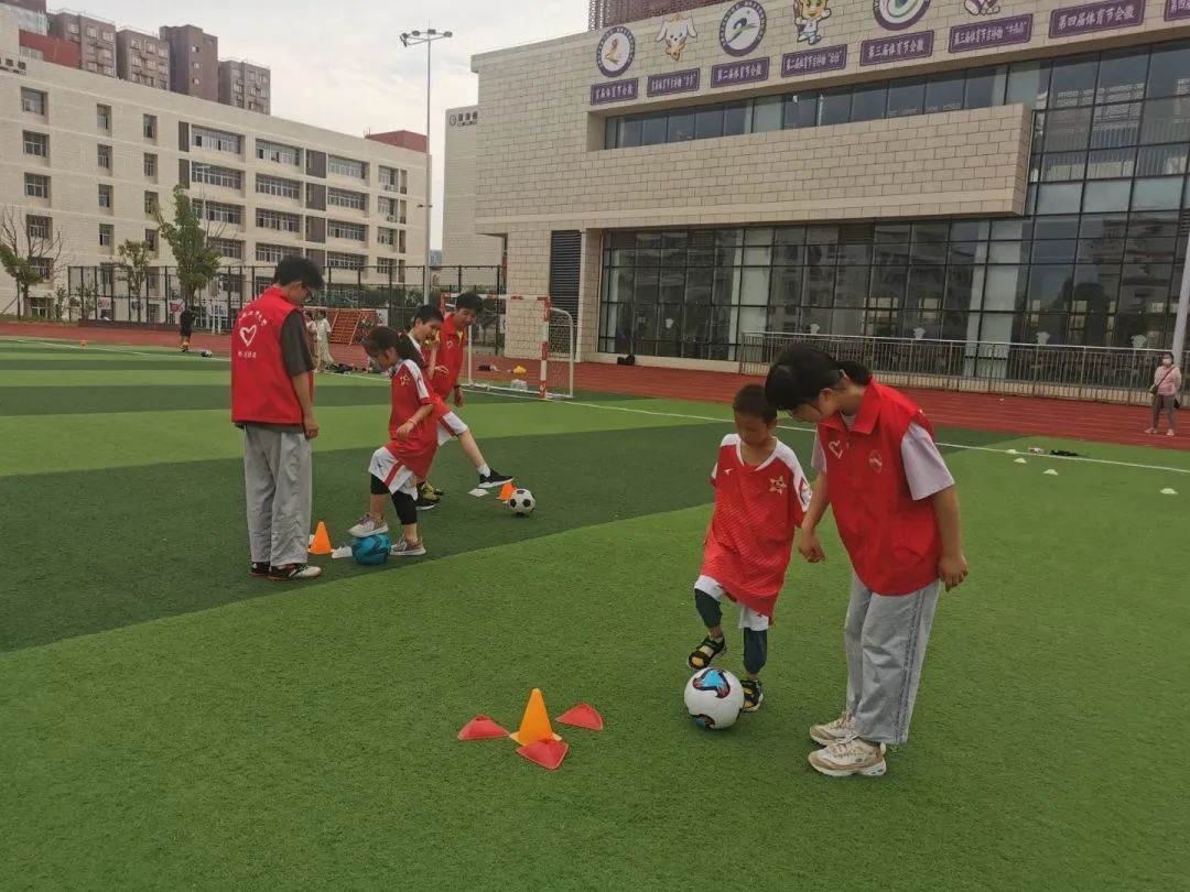 今年10月，志愿者带自闭症孩子练习足球