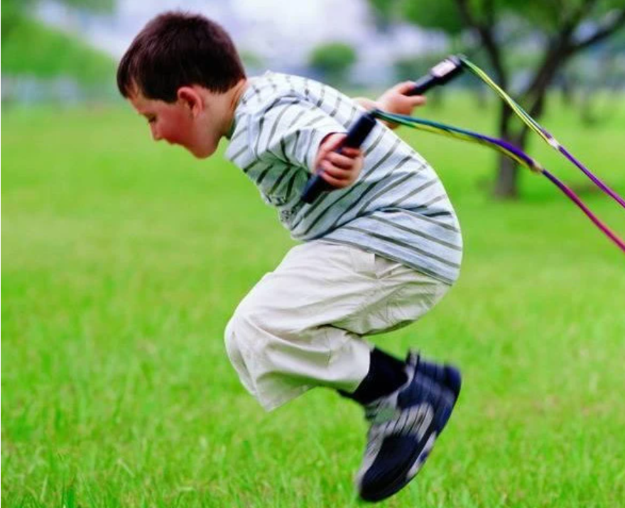 如何制止孩子在兴奋时的跑跳行为？