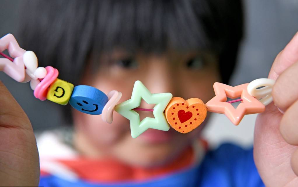 如何帮助自闭症孩子改善对外界刺激过敏的行为？