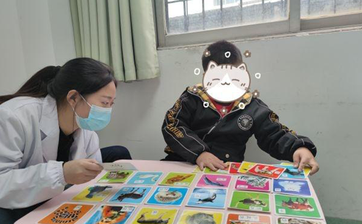 武汉市第九医院儿童康复科的医师在帮助孩子做康复训练