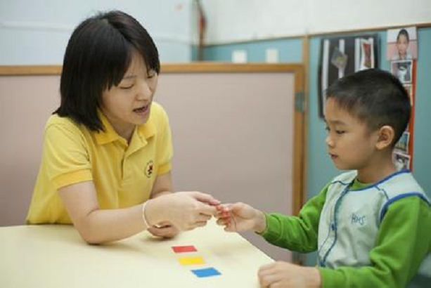 如何用教具对自闭症儿童进行干预呢？
