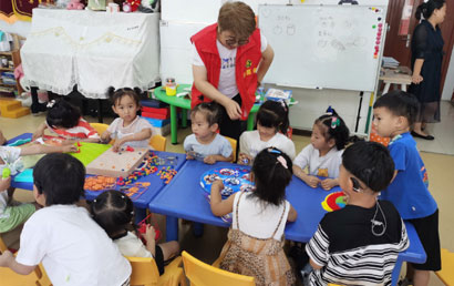 唐山市开平区残联组织志愿者到开平区语训培训学校送温暖