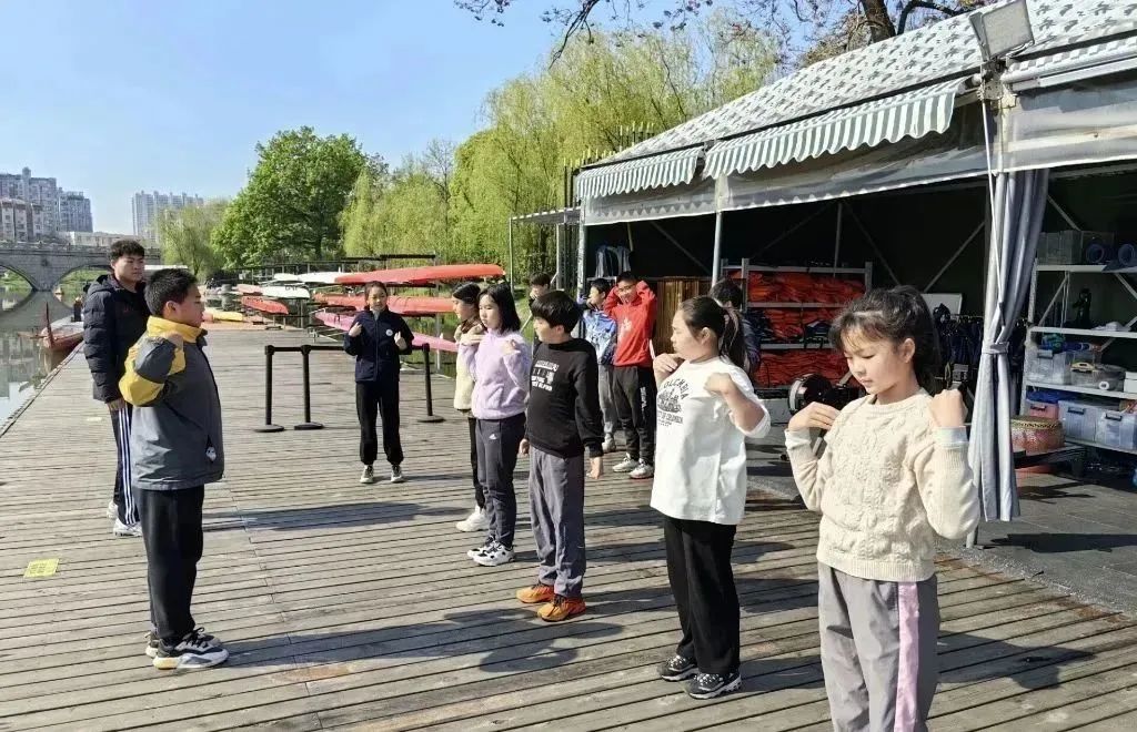 南京市光华东街小学首次征战南京市龙舟比赛获得特等奖