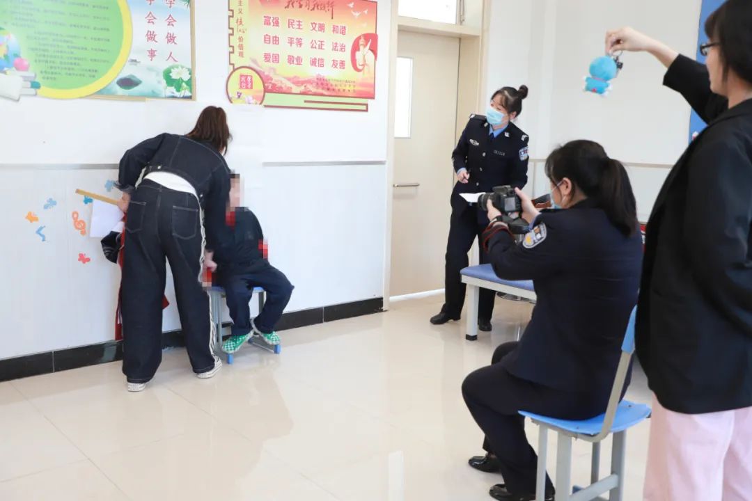 敦化市公安局走进特殊教育学校为孩子们提供上门办证服务