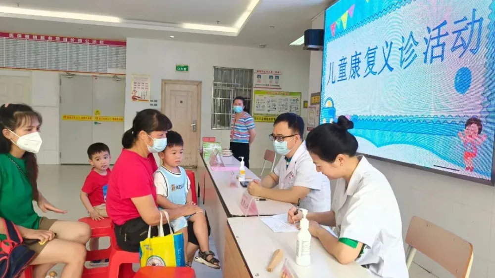 东兴市妇幼保健院举行残疾儿童康复救助定点机构揭牌仪式