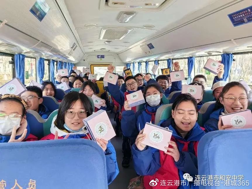 “小海燕”飞到了赣榆区彩虹桥互助中心开展献爱心活动