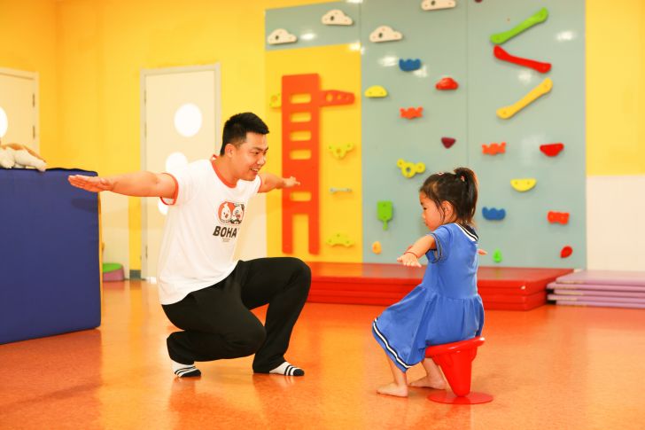 地板时光自闭症儿童训练游戏：帮助孩子建立自信、社交和认知能力