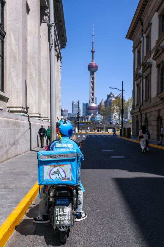 孤独症儿童画作登上饿了么骑手的餐箱，穿梭于上海街头