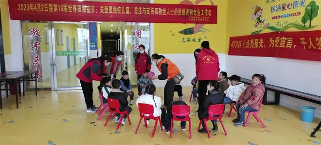 东海县县民政局在县观爱康复中心内举行关爱孤独症儿童活动