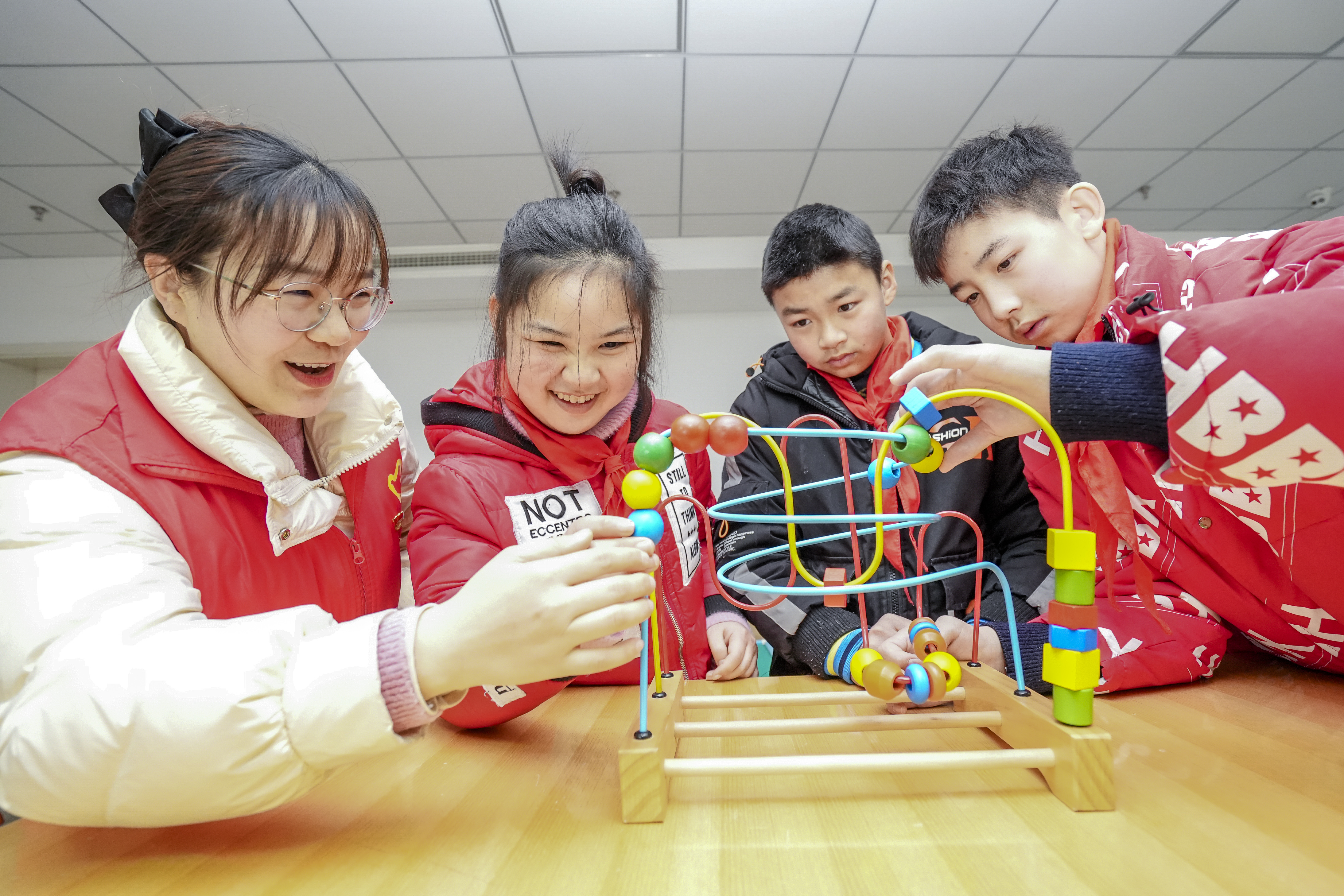 2月27日，浙江省湖州市长兴县培智学校内，孩子们在党员教师的带领下进行康复训练。