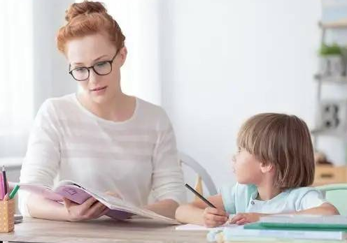 自闭症ABA康复教育中家长有什么重要性？自闭症患者需要和家长如何沟通？