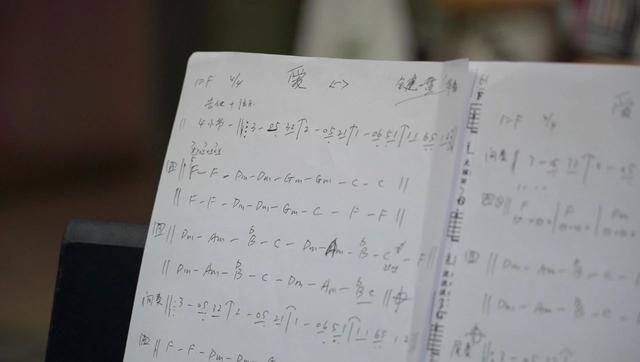 孩子们演奏的歌曲《爱》，由老师自己扒谱分段写成