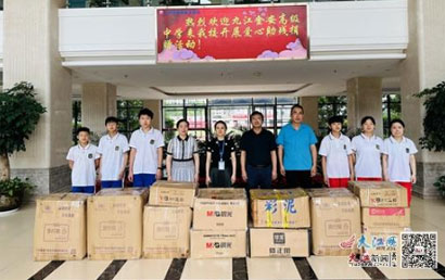 九江某中学到九江市特殊教育学校开展爱心捐助活动