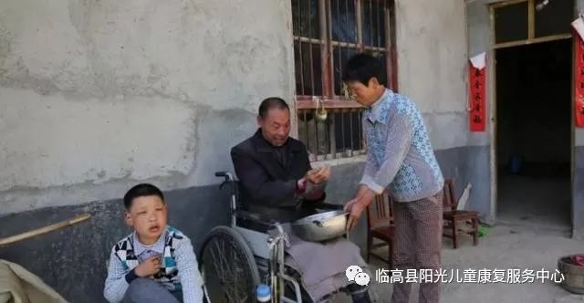 安康市石泉县熨斗镇板长村，大山里的自闭症孩子小明与瘫痪的爷爷