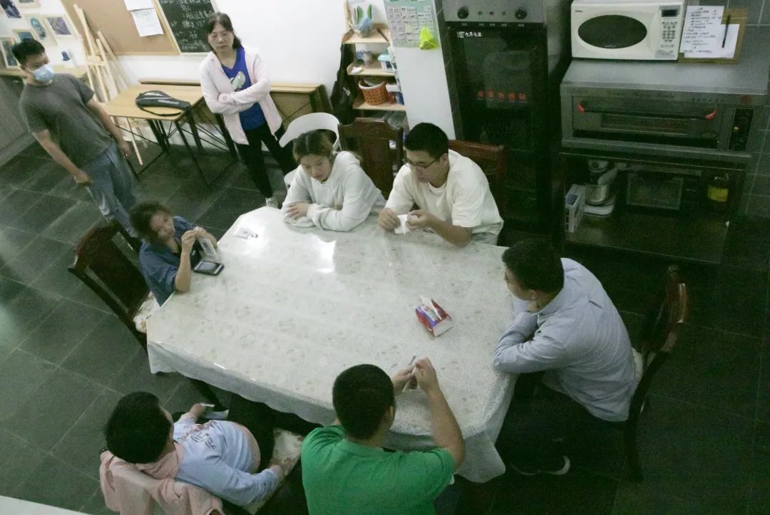 北京慧灵家合，师生围坐一桌，探讨出行计划