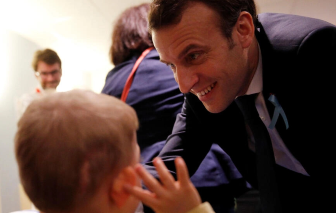 50个自闭症记者“围攻”法国总统：你不该和你老师谈恋爱！