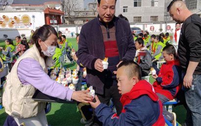 丹凤县特殊教育学校迎来学多种多样的学雷锋活动