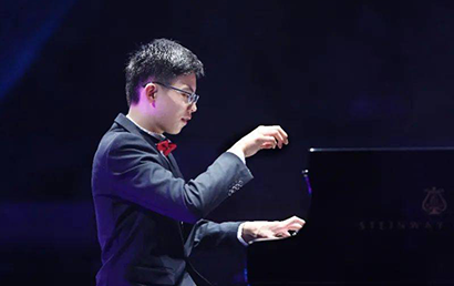 自闭症钢琴家:一个中国家庭支撑起了少年的梦想
