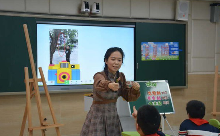 福州市星语学校赵郑禛老师在给三年一班学生上绘画与手工课
