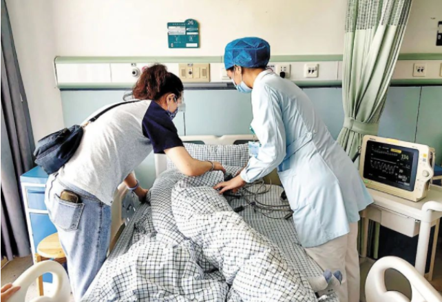 自闭症港童刚在深圳的牙科医院做完手术