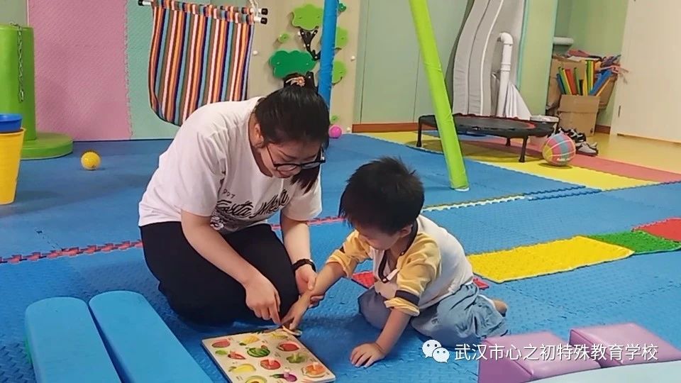 武汉心之初孤独症康复机构分享：PRT教育体系关键性技能之遵循孩子的兴趣