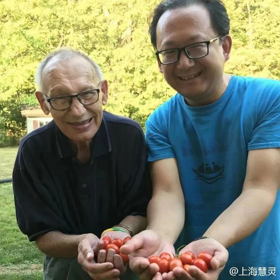 阿东和1940年出生的孤独症老人彼得一起分享他们种的番茄