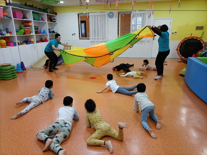 孤独症孩子在幼儿园总是不肯参加集体活动，应该怎么办？
