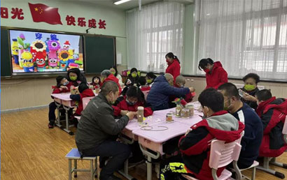 小学师生志愿者走进南宁市春暖特殊儿童康复中心开展学雷锋活动
