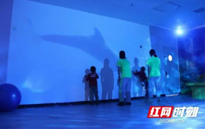 心灵星特殊儿童康复中心启用“海豚屋” 提供沉浸式训练服务