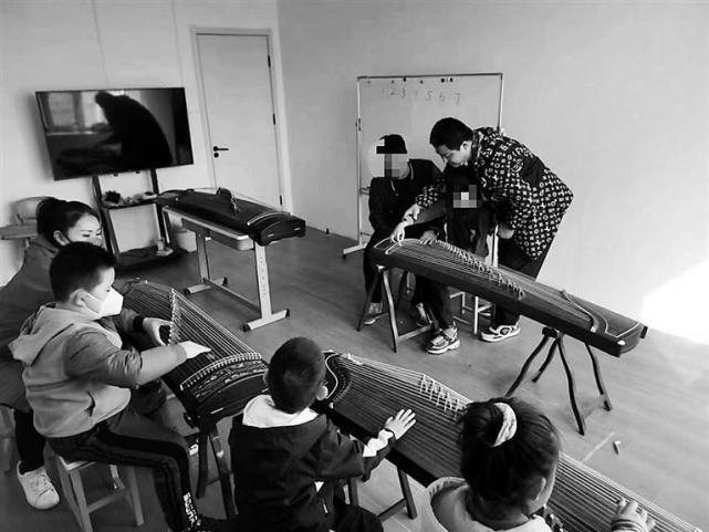 老师教自闭症儿童弹古筝
