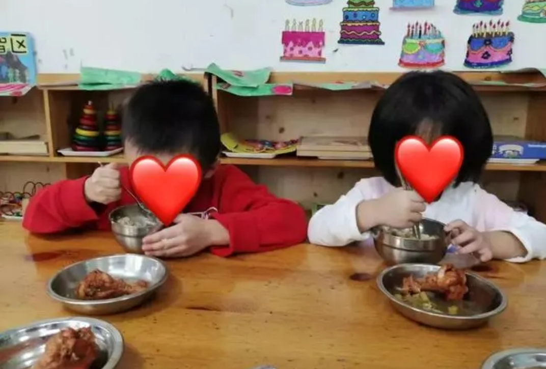 阜阳翔飞特殊教育学校特殊儿童享“爱心午餐”