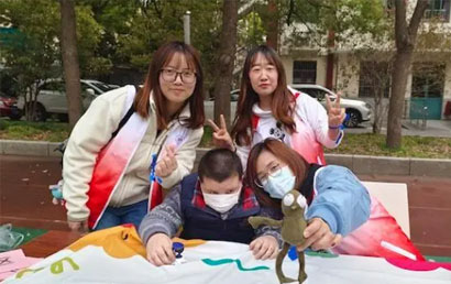 “青椒”志愿者服务队赴普陀区启星学校开展与结对自闭症儿童牵手活动