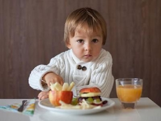 如何让自闭症宝宝在餐桌上吃饭?