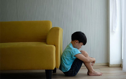 在自闭症儿童家庭干预中如何调节情绪和行为？