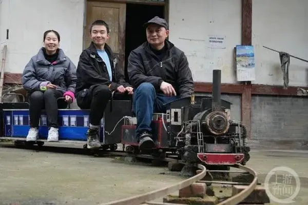重庆一男子耗时八年为自闭症儿子造出火车