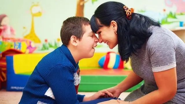 如何使用视觉提示法教自闭症儿童学习交流规则？