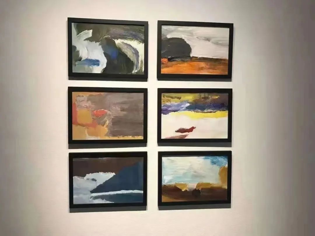 林青的参展画作名为“海洋”系列