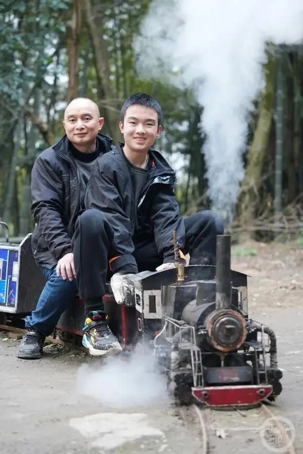 重庆一男子耗时八年为自闭症儿子造出火车
