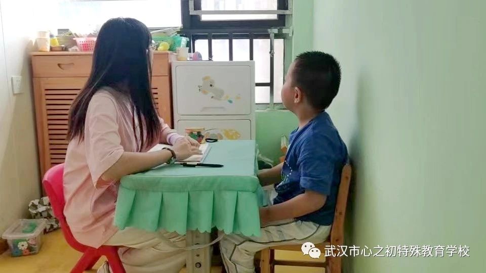 武汉市心之初特殊教育学校自闭症儿童康复训练案例分享——引导自闭症孩子说话，从提要求开始