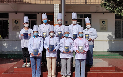 襄阳市特殊教育学校学生获颁中式烹饪证书