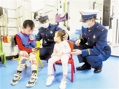 消防战士结对帮扶残障儿童