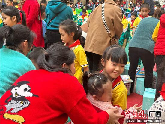 南宁志愿者为特殊儿童送“温暖”：希望更多社会人士聚焦