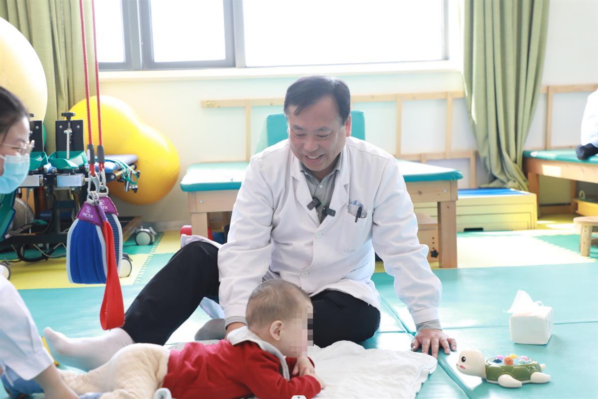 湖北省第三人民医院儿童脑病康复科：梁松的爱心行迹