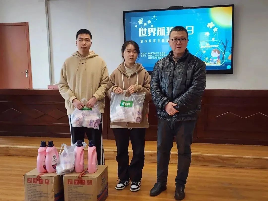 康联（衢州）数字科技有限公司代表与柯城区贝蓓儿童康复指导中心康复师代表捐赠合影