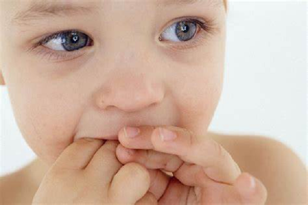 自闭症孩子经常咬手指甲怎么办？