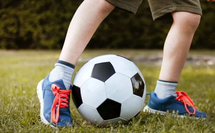 如何教自闭症孩子踢足球